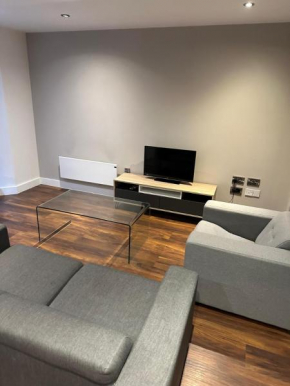 2 bed spacious flat - Canal view